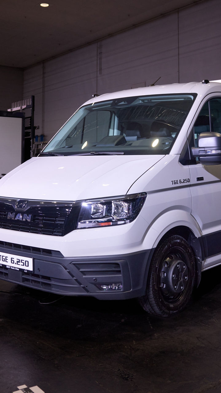 9_16 - 1920 x 3416 px-MAN-IAA-3.jpg